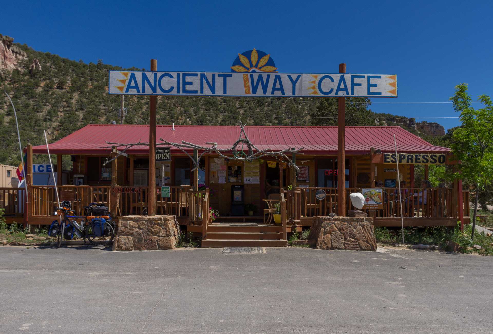 Ancient Way Cafe - Eistee und Teilchen